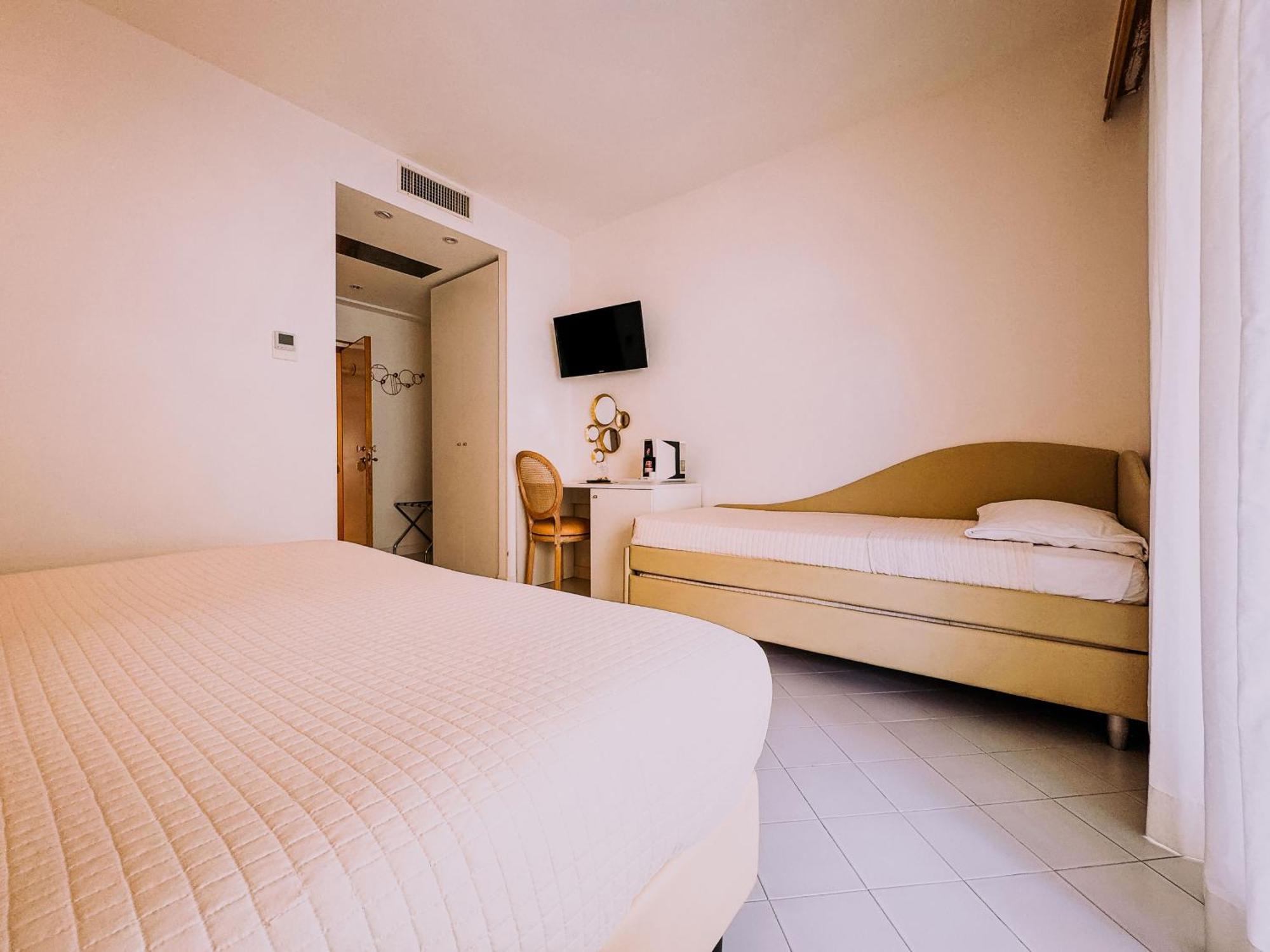 Hotel President - Vintage Hotel In Centro Риччоне Экстерьер фото